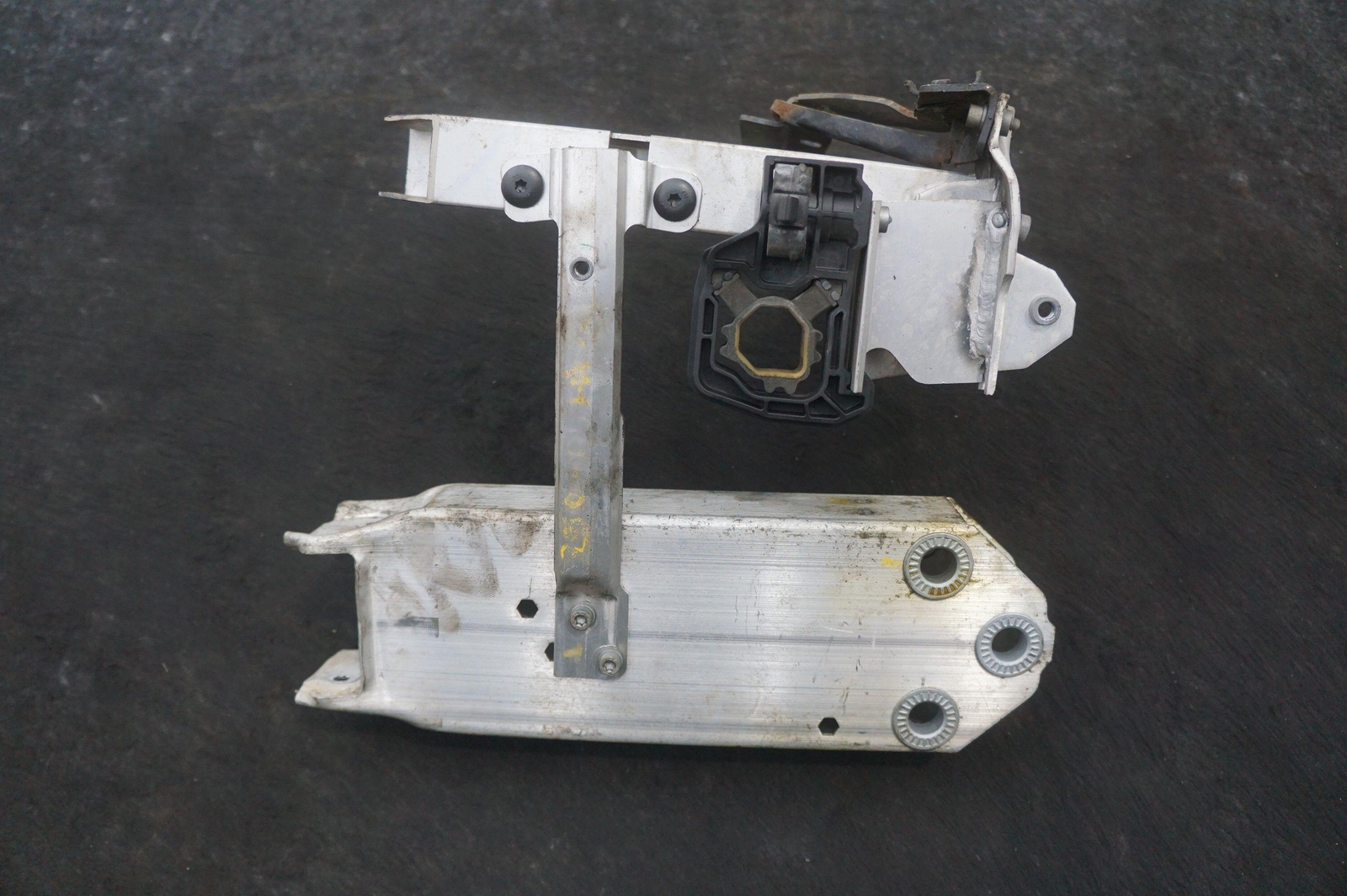 Front Bumper Left Support Bracket 51647158007 Rolls Royce Ghost Series I 2009-14