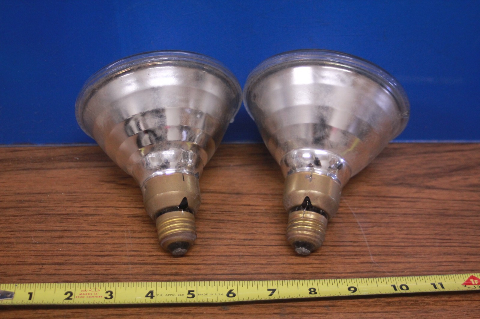 Pair Ace hardware Light Bulbs Flood 75w / 120v