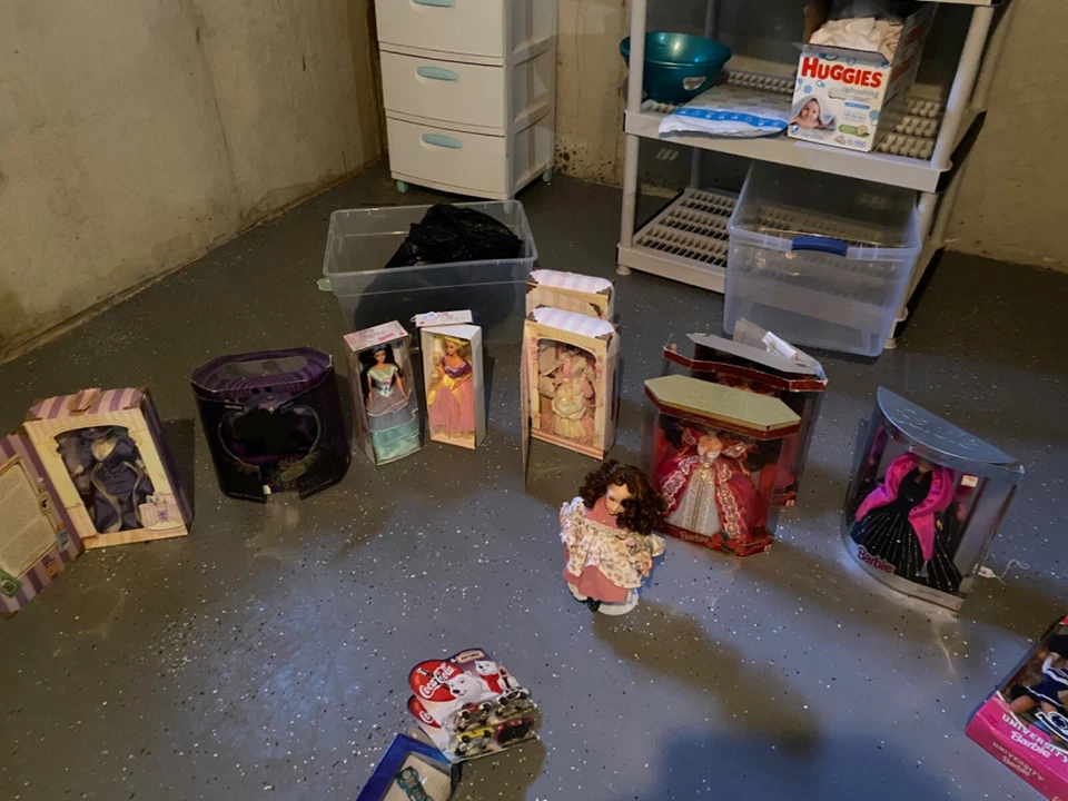 Groucho Marx flashMixed Lot Of Barbie Dolls and Disney Princesses I have 34 doll - Image 3 of 4