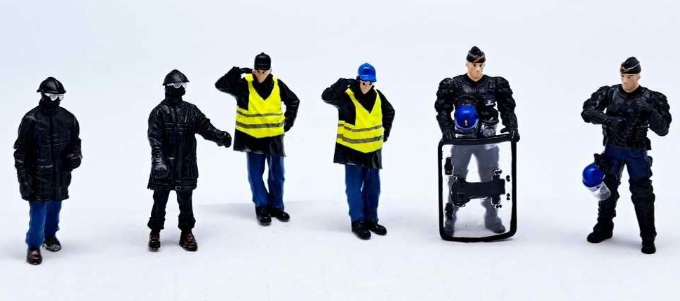 Figurines Gendarmes et Manifestants PERFEX pour Reconstitution Historique 1/43