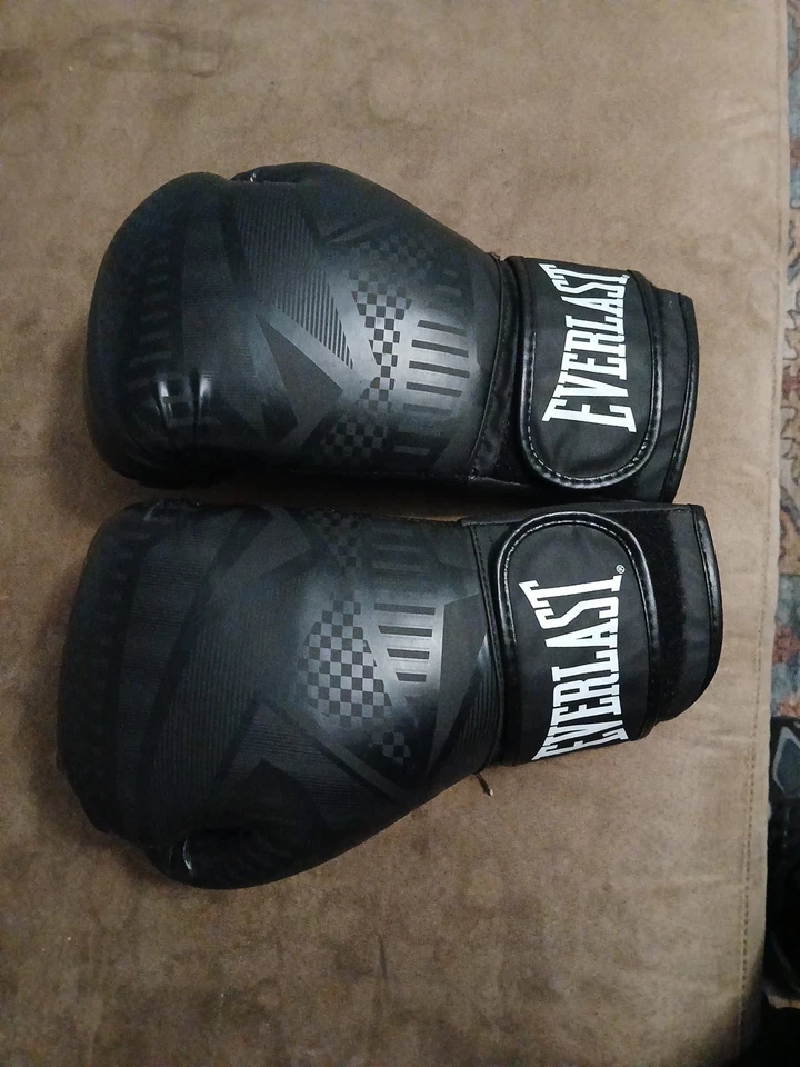 Casco de boxeo deportivo Elite, protector de cabeza de seguridad, guantes Everlast negros (14 OZ) Foto 4 de 4