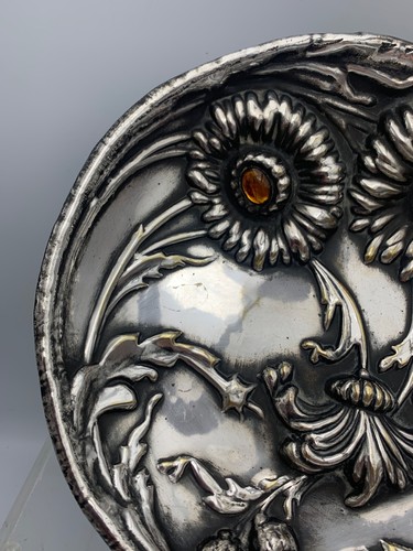 Splendido insolito set piatti repousse floreale con piedi in metallo bianco con gemme - Foto 2 di 12