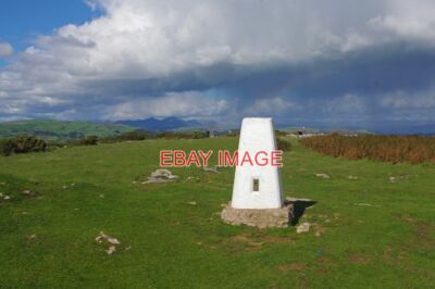 FOTO TRIG POINT BIRKRIGG GEMEINSAMER BLICK AUF DEN CONISTON FÄLLT MIT HOAD H