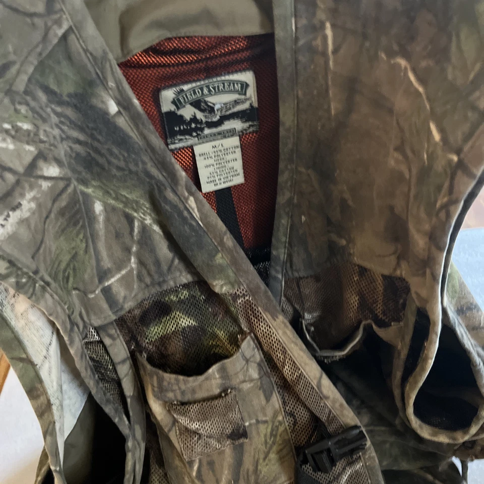 Field & Stream Hunting Vest Realtree Hardwood Hunting Vest w/Seat Cushion M/L - Image 3 of 4
