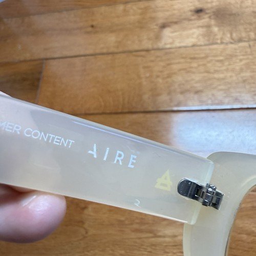 Lunettes de soleil carrées AIRE blanc laiteux oversize monture translucide tendance chic  - Photo 8/8