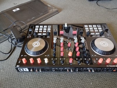 Traktor Kontrol S4 mk2 Pro DJ Controller