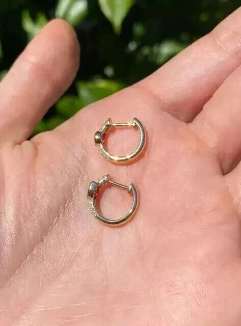 Pendientes de aro Huggie para mujer con rubí creado en laboratorio de corte pera de 2 quilates enchapados en oro amarillo de 14 k Foto 4 de 4