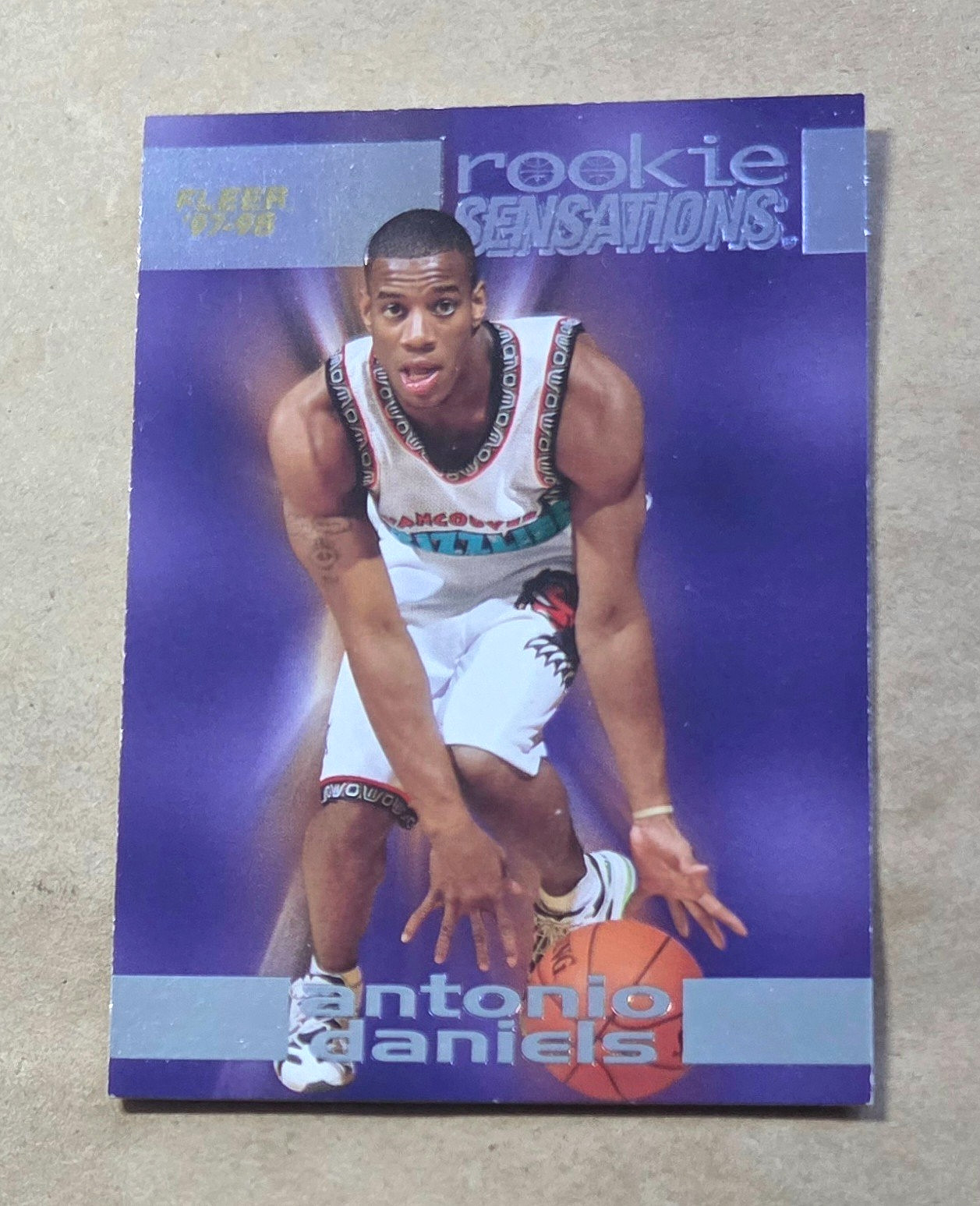 ANTONIO DANIELS ~~~ ROOKIE SENSATIONS ~~~ 1997 fleer card ROOKIE INSERT RC
