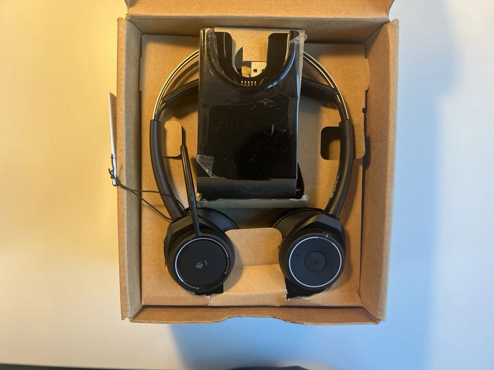 Dell Poly Bluetooth Headset Voyager Focus UC B825M Ladeständer USB-A Plantronics - Bild 2 von 2