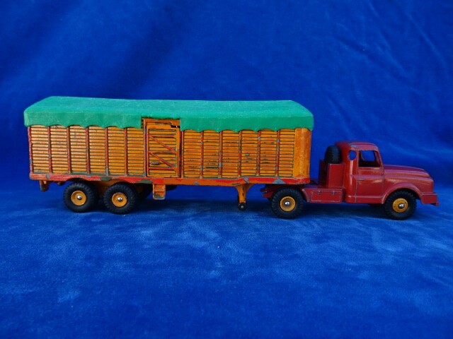 Le tracteur Willème et semi-remorque bâchée Dinky™ Toys