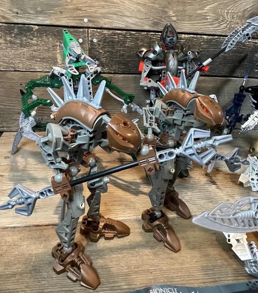 ENORME BIONICLE Máscaras Enchufes Rótulas Torsos Pies Piezas Mixtas Incompletas Foto 2 de 4