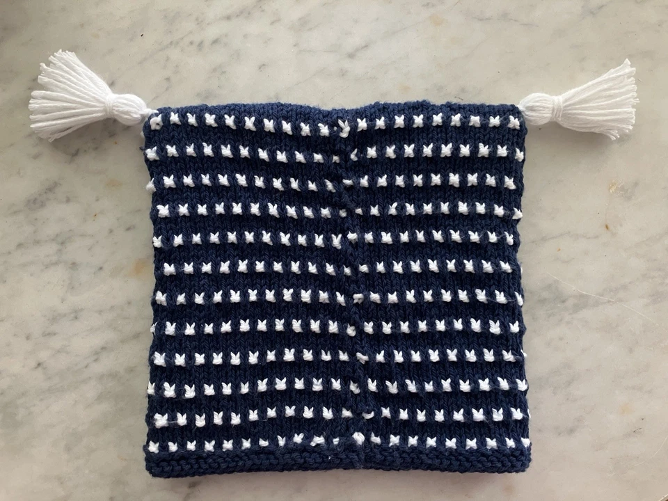 Sombrero tejido a mano de algodón azul marino y blanco para niños pequeños Foto 2 de 4