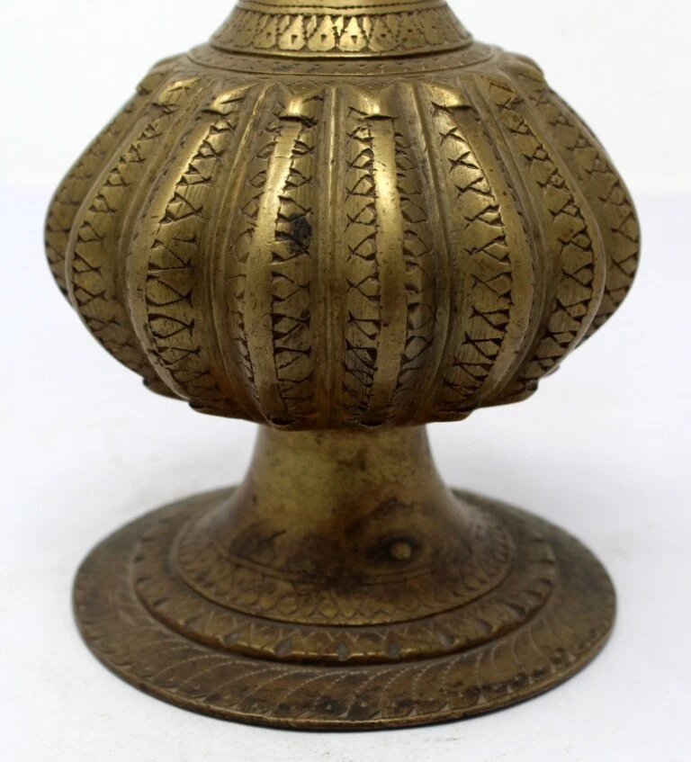 Антикварная старая коллекционная латунная резная ваза с гравировкой в виде цветка Моголов ручной работы - Изображение 3 из 4