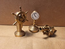 Set 3 Miniatur Figuren Setzkasten Messing Steuerrad Kompass Standuhr Kanone Deko