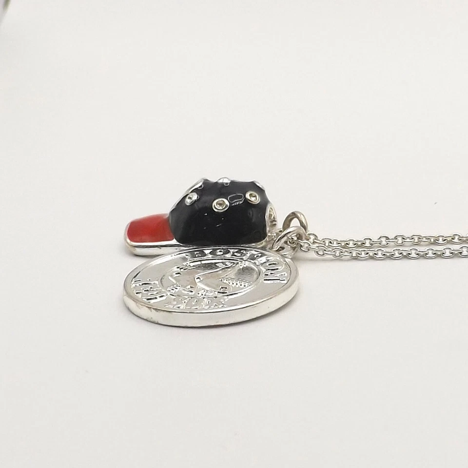 Gorra de béisbol plateada de los Medias Rojas de Boston MLB con eslabones de cable colgante collar de cadena Foto 3 de 4