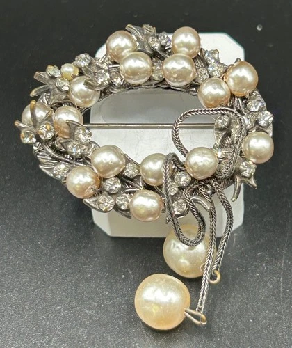 VINTAGE MIRIAM HASKELL OVAL BROOCH W/ BOW PEARLS RHINESTONES MESH SILVER TONE