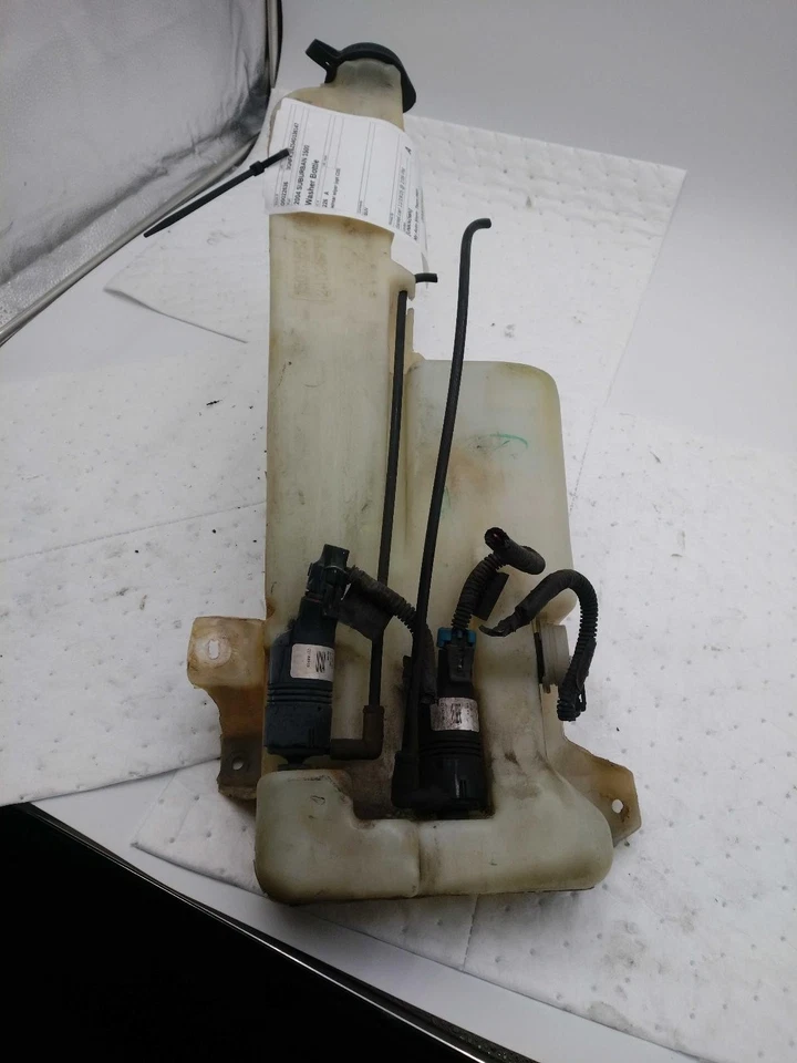 Depósito de líquido de lavadora usado se adapta a: Chevrolet Suburban 1500 2004 con opción de limpiaparabrisas trasero Foto 2 de 4