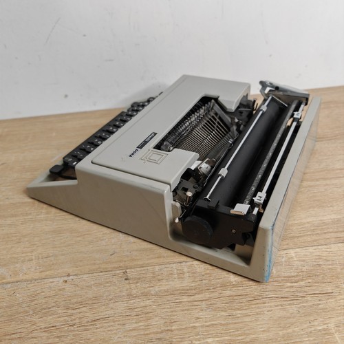 Olivetti Dora Portable Typewriter - Picture 6 of 15