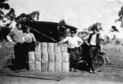 Moliagul Victoria 1935 - Beekeepers with tins of honey in front of- Old Photo