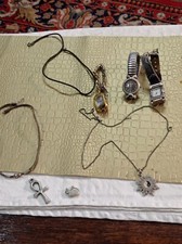Lot montres & bijoux fantaisie vintage – colliers pendentifs + 3 montres – mix 