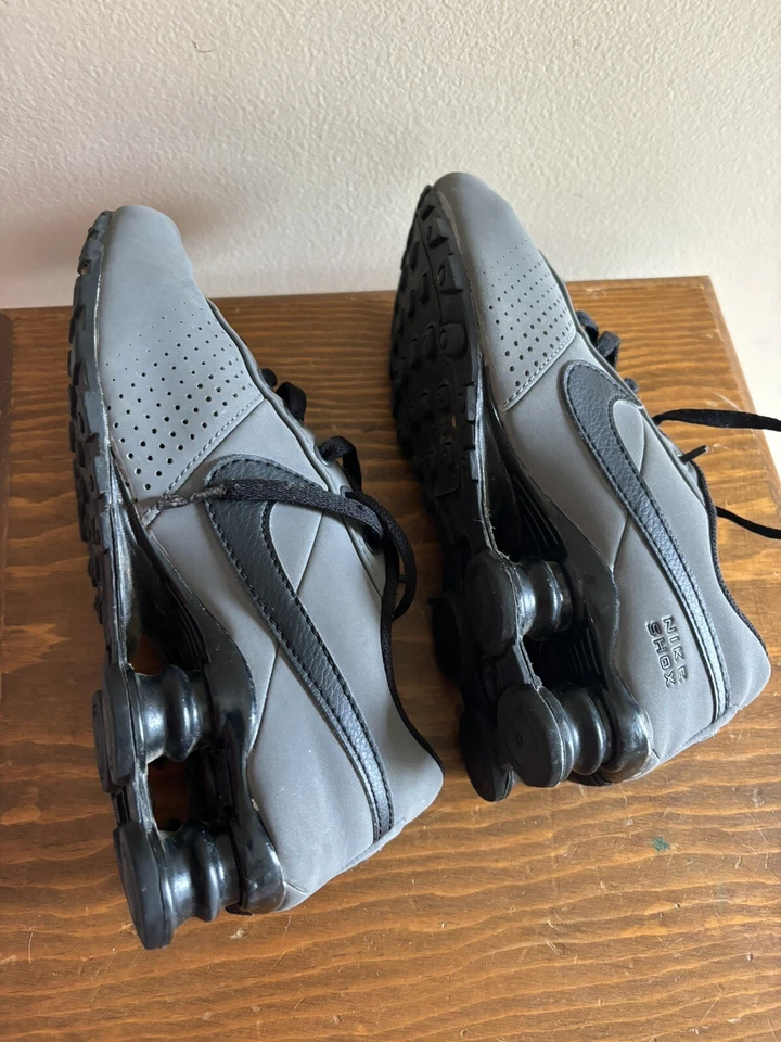 Tenis Broken Nike Shox Youth 3.5Y 615981-004 negro gris Foto 3 de 4