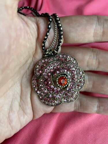 Collar Betsey Johnson Iconic Ombre Rosa Rosa Rojo Cristal Pavimentado Flor RARO - Imagen 4 de 5