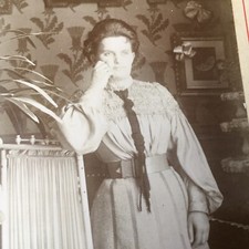 Altes Foto datiert 1904 Innenraum Jugendstil Mode Fotografie Albumine