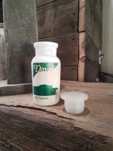 Vintage Milk Glass Dayalets medicine bottle collectable - Picture 3 of 6