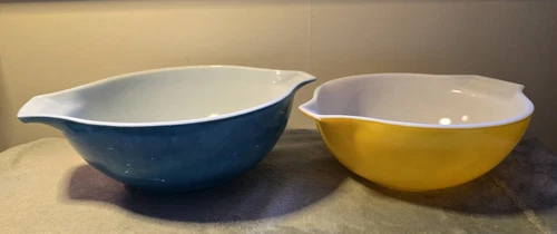 Pyrex Primary  Cinderella Mixing Bowl