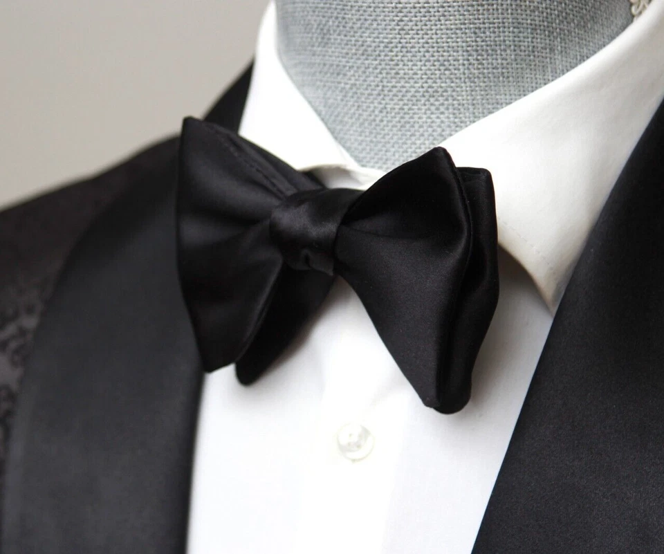 Pajarita para hombre 100 % seda Charmeuse negra autoatada pequeña compacta mariposa Foto 3 de 4