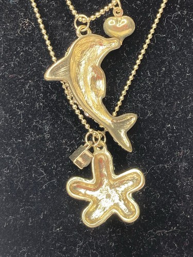Conjunto de collar y pendientes Betsey Johnson de delfines y estrellas de mar en capas usados en excelente estado - Imagen 7 de 19