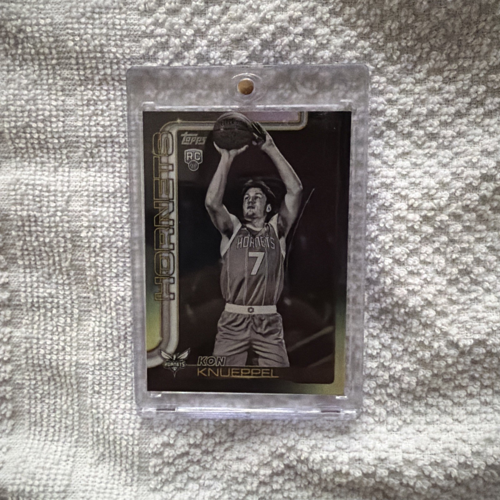 Topps 2025-26 Flagship Kon Knueppel Rookie Blackout Holo SP Basketball Card #204