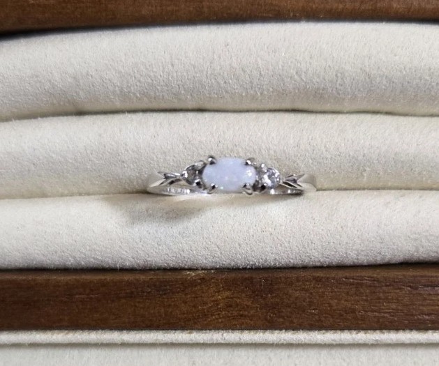 Avon 925 Sterling Silver White Opal and CZ Ring Size 8 / good condition