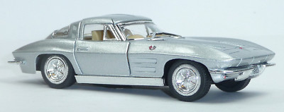 1963 Chevrolet Corvette Sting Ray Sammlermodell 1:36 silbergrau KINSMART Neuware