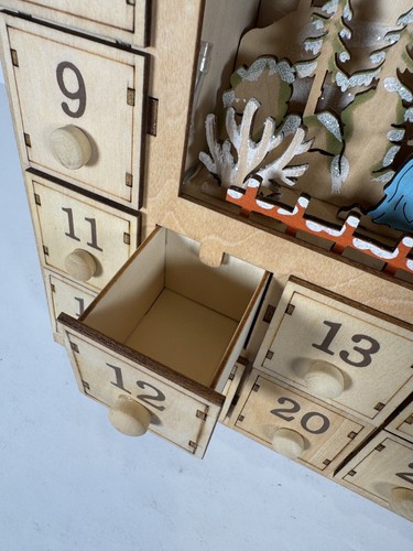 Calendario de Adviento Belén Casa Iluminada a Batería Kurt Adler - Imagen 3 de 7