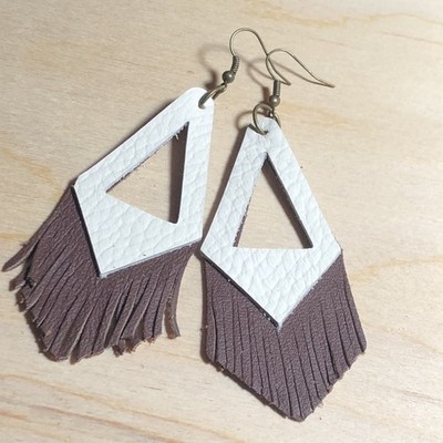 Handgefertigte Ohrringe aus weißem Leder und Quaste Bronze