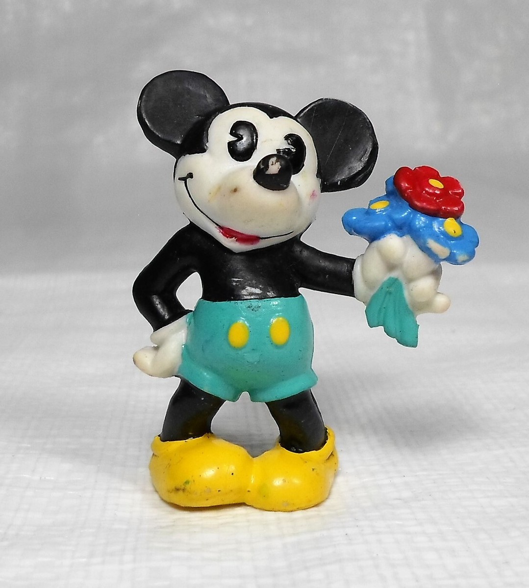 ミッキーマウス　ヴィンテージトイ DISNEY 1986 2.5'' MICKEY MOUSE GIVING FLOWERS PVC FIGURE BULLYLAND