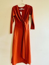 A sophisticated V-neckline, front slit,for evening occasions or elevated daywear