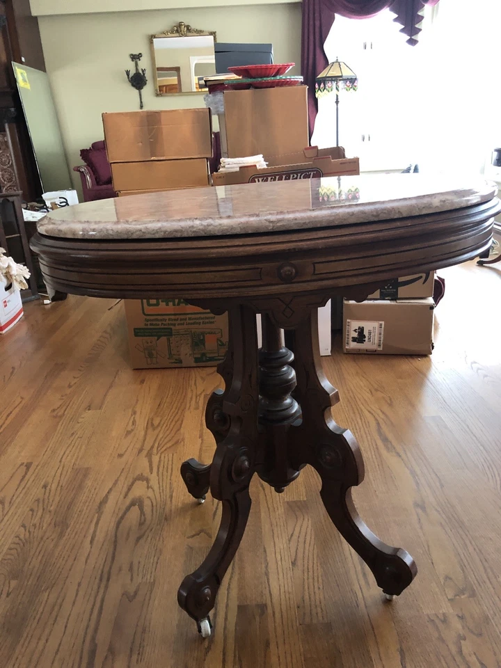 Antigua mesa de salón victoriana ovalada ornamentada de nogal rosa con tapa de mármol, alrededor de 1890 Foto 3 de 3
