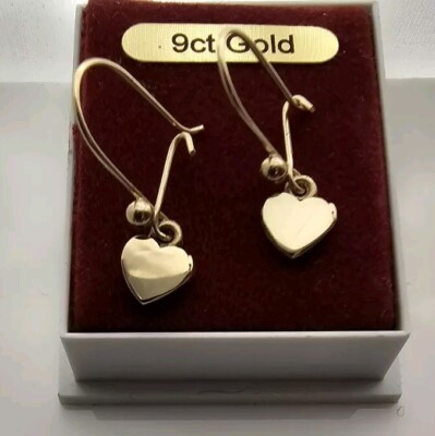 9 Karat Gelbgold 375 kleine massive Herzen an einem Set aus 9kt Gold langen Hakendrähten,