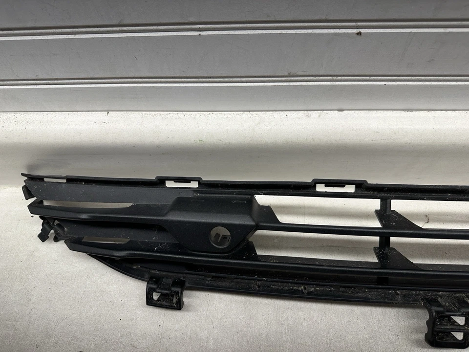 Volvo S90 2017-2019 parrilla inferior delantera OEM 31449143 Foto 2 de 4