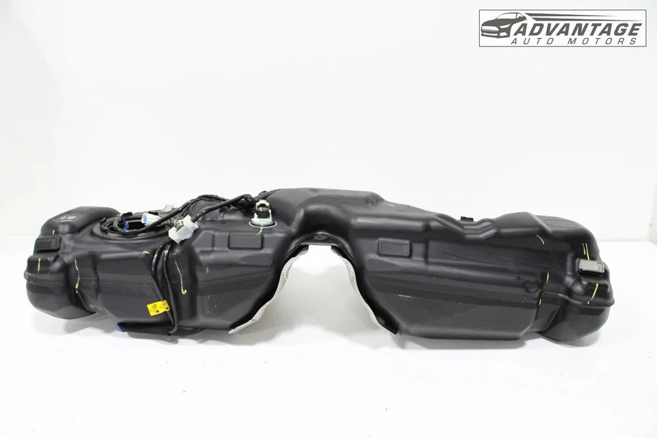 Chevrolet Camaro 2021-2024 2,0 L tracción trasera llenado de combustible depósito de tanque de gasolina 84803250 OEM Foto 2 de 4