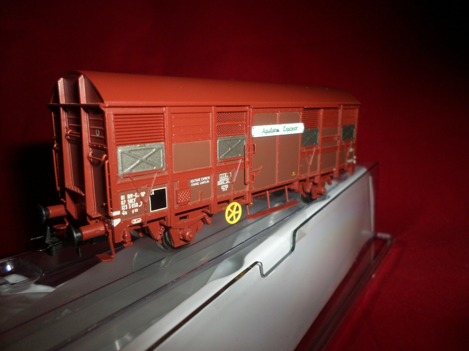 Wagon Gss 4-02 JOUEF HJ6166-2 avec volets ouverts réalistes