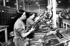 Foto de la Segunda Guerra Mundial Segunda Guerra Mundial / Mujeres trabajadoras de guerra británicas hacen armas Sten UK021