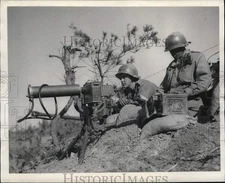1951 Press Photo United States soldiers operating a machine gun - pim11117