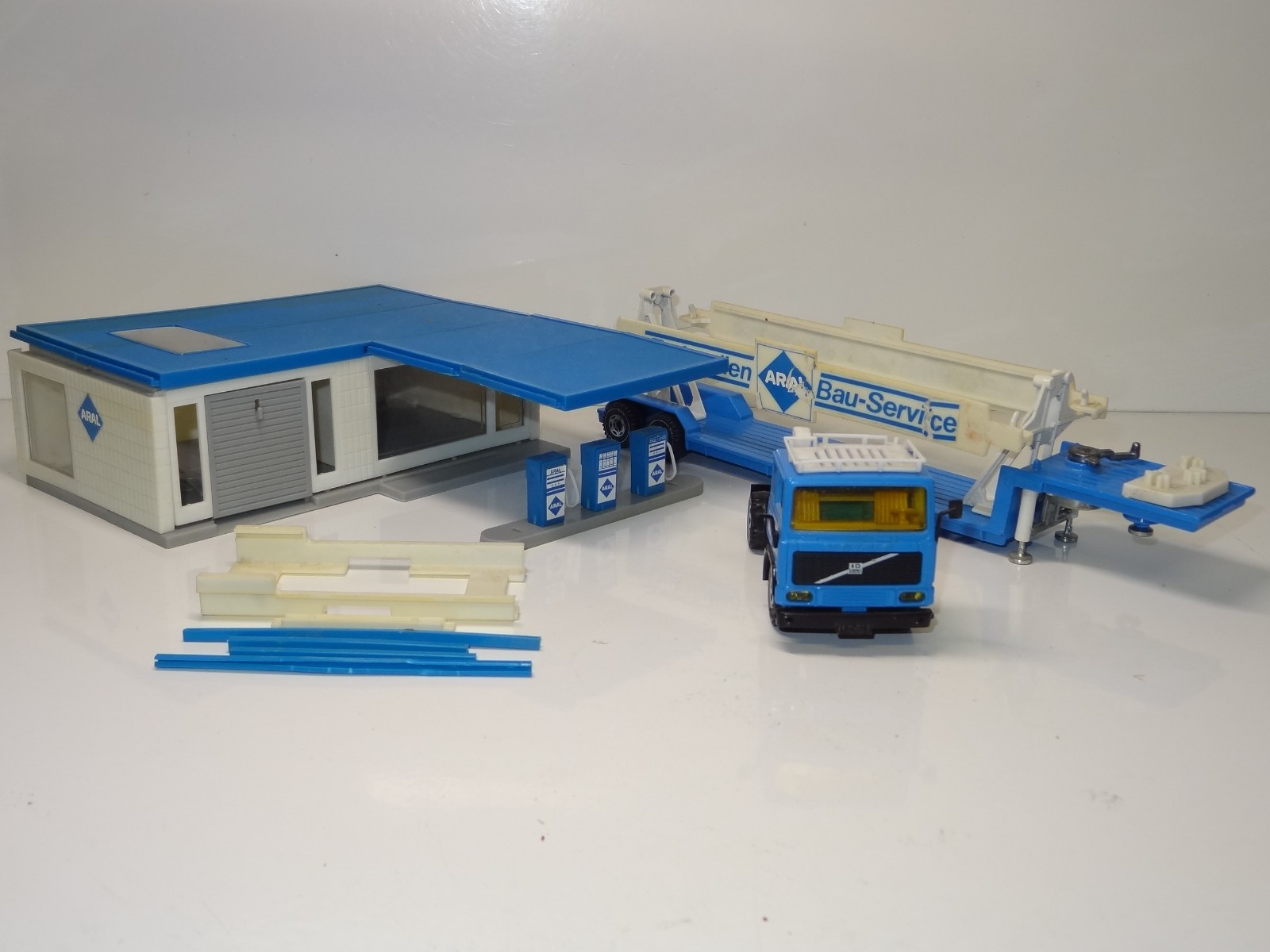 Siku V307 / 2232 HENSCHEL VOLVO LOW LOADER WITH ARAL GARAGE -  (412)