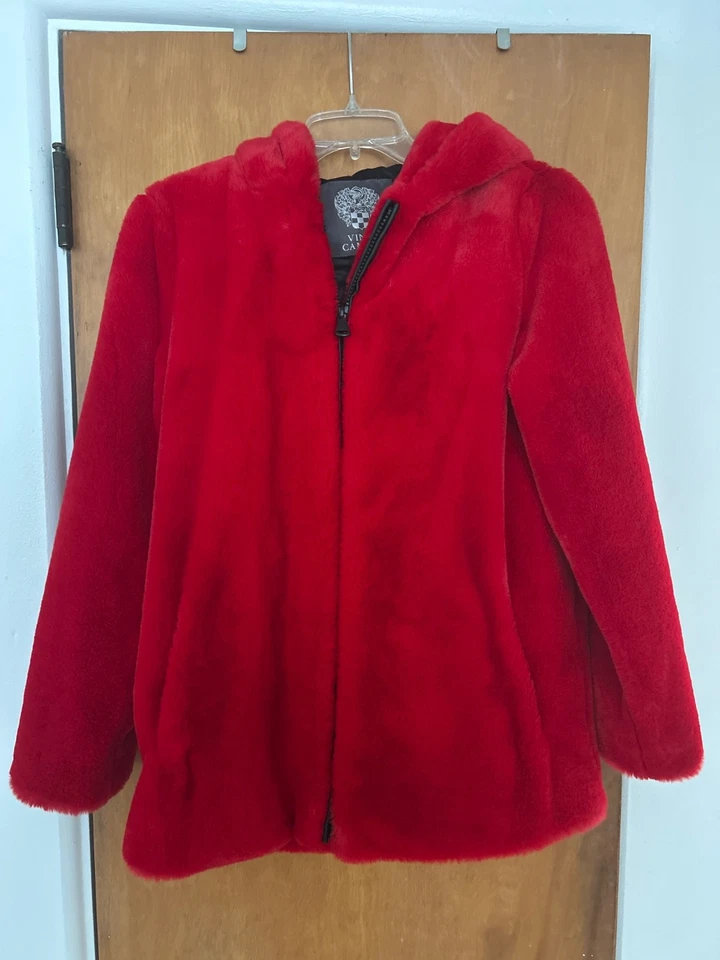 Sudadera con capucha Vince Camuto roja gruesa de piel sintética con cremallera completa Foto 2 de 4