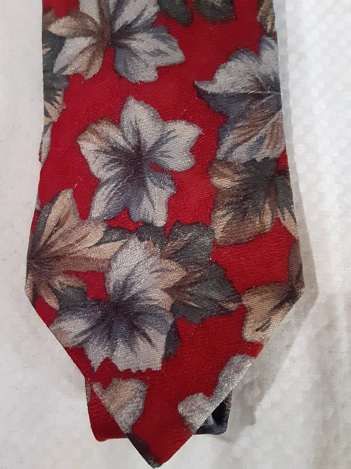 Corbata para hombre Claiborne 100 % seda italiana roja diseño floral corte en punta Foto 3 de 4