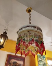 Delizioso lampadario Liberty - vetro opalino con frange in perline