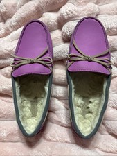 NWOB Women  s Size 7 Crocs Faux Fur Lined Loafers dark Pink/purple